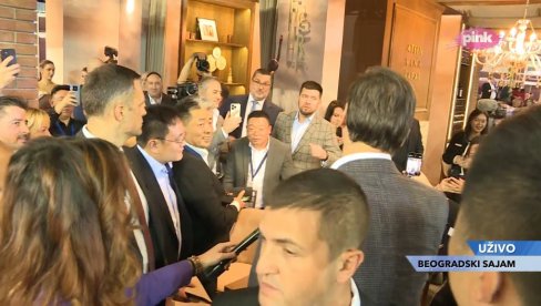NAJPOPULARNIJI U KINI: Vučić sa kineskim turistima na sajmu vina u Beogradu