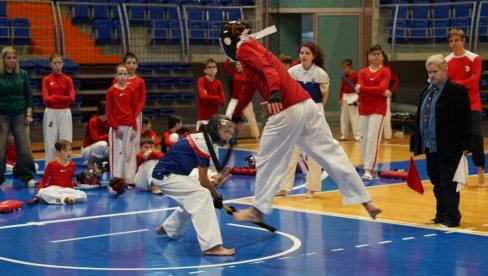 MLADI SAMURAJI OKUPIRALI VRŠAC: Prvo Balkansko prvenstvo u japanskom mačevanju za decu (FOTO)