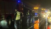 АУТОМОБИЛ СЛЕТЕО С ПУТА: Четворо повређених, ватрогасци извлачили путнике из кола