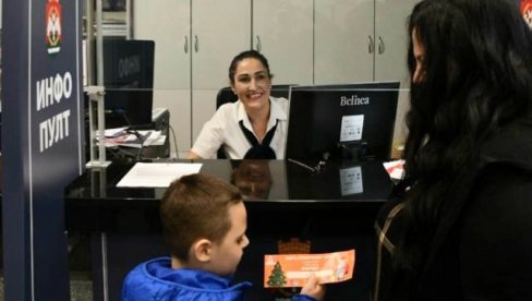 ПОДЕЛА ВАУЧЕРА ЗА ПАКЕТИЋЕ: Општина Савски венац припремила новогодишње поклоне за децу до 12 година