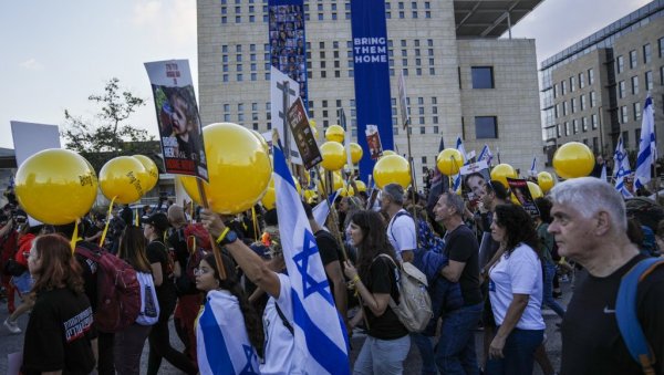 ВРАТИТЕ ОДМАХ ТАОЦЕ КУЋИ: Око 20.000 демонстраната окупило се испред Нетањахуове канцеларије