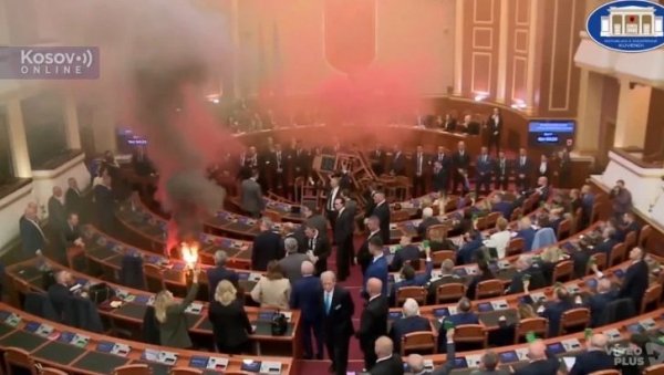 ОПЕТ НЕРЕДИ У СКУПШТИНИ АЛБАНИЈЕ: Запаљене димне бакље - опозиција блокирала говорницу столицама