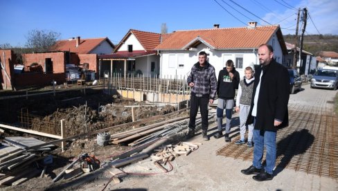 ZAHVALJUJUĆI KANCELARIJI ZA KiM: Dve porodice Ađančić u Babinom Mostu dobiće novu kuću