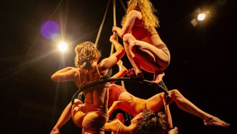 GOSTUJE LEPOTICA SA HILJADU LICA: Mađarska cirkuska predstava u Bitef teatru