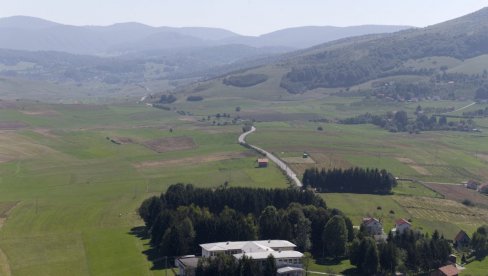 ОБА СМЕРА БЛОКИРАНА: Камион се преврнуо на Мањачи