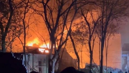 POŽAR U TESLINOM NAUČNOM CENTRU: Povređen vatrogasac, još se ne zna kolika je šteta u poslednjoj laboratoriji srpskog naučnika (VIDEO)