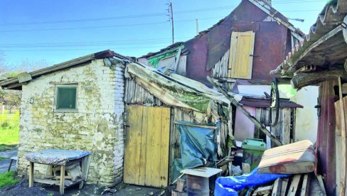 САМО ДА СЕ ЗИМУС НЕ СРУШИ: Трочлана породица у Липару код Куле живи у трошној, неусловној кући (ФОТО)