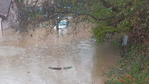 ПОПЛАВЕ У БИЈЕЛОМ ПОЉУ: Спасена жена, вода опколила школу, поплављене куће (ВИДЕО)