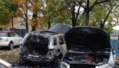 ПРВЕ СЛИКЕ ИЗГОРЕЛИХ КОЛА НА ДЕДИЊУ: Један ауто користио познати београдски директор, возила потпуно уништена (ФОТО/ВИДЕО)