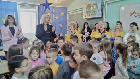 DA SVA DECA IMAJU BEZBRIŽNIJE DETINJSTVO: Ministarka Kisić obišla PU „Naša radost u Blacu i osnovnu školu u Međuhani