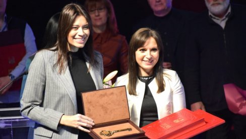 DAN OPŠTINE: Ministarki Ireni Vujović uručeni ključ grada i priznanje „Počasni građanin opštine Ruma“