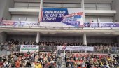 UZDIGNUTOG ČELA KA BUDUĆNOSTI: Veliki broj ljudi pristiže na miting liste Aleksandar Vučić-Srbija ne sme da stane u Kraljevu