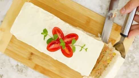 СЛАНА ТОРТА СА ПЕЧЕНИМ ПАПРИКАМА И ТУЊЕВИНОМ: Специјалитет у слојевима, шарено и декоративно, идеалан за свечане трпезе (ВИДЕО)