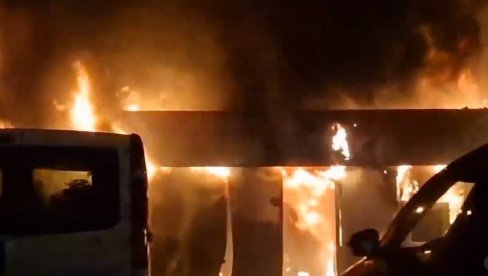 VATRENA STIHIJA U SURČINU: Gori objekat, vatra i dim dižu se ka nebu, očekuju se vatrogasci (VIDEO)