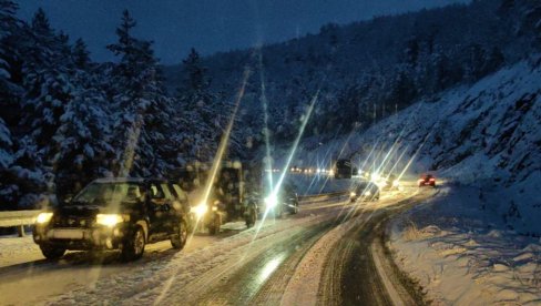 PARALISAN SAOBRAĆAJ OD NOVE VAROŠI PREMA ZLATIBORU: Sneg ne prestaje da pada, oboreno drveće, kamioni stoje (FOTO/VIDEO)