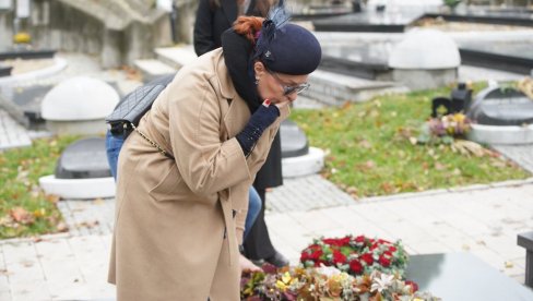 DVE GODINE OD SMRTI MILUTINA MRKONJIĆA: Ana Bekuta slomljena od bola, pomenu prisustvovali broji prijatelji i kolege (FOTO)