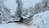 КРИТИЧНО У ИВАЊИЧКОМ КРАЈУ: Четири особе спасене ноћас из снега (ФОТО)