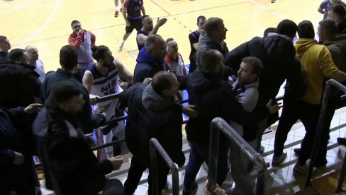 NEZAPAMĆENE SCENE: Košarkaši u klinču sa publikom, gosti nasrnuli na trenera Nišlija (VIDEO)