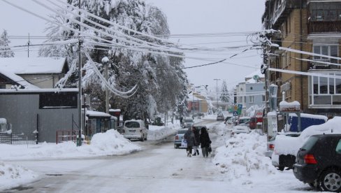 ОДСЕЧЕНО 600 СТАНОВНИКА: Проглашена ванредна ситуација у овом делу Србије, снег паралисао све