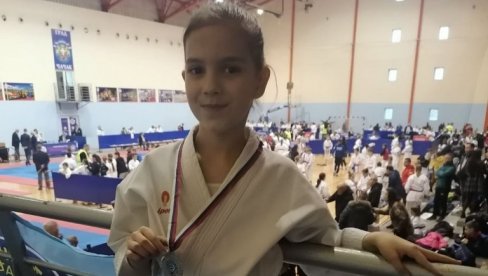 DUNJA OSVOJILA SREBRO: Veliki uspeh Paraćinke na Kupu Srbije u karateu