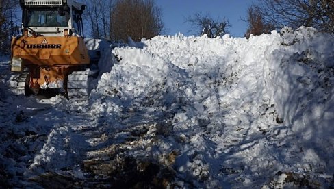 U CRNOJ TRAVI POKIDANE ŽICE DALEKOVODA: Sneg doneo probleme žiteljima planinskih sela u Jablaničkom okrugu