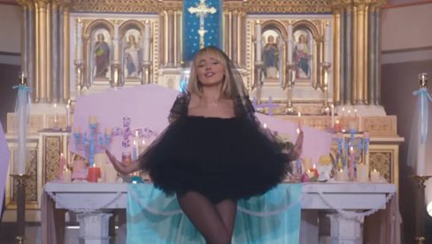 VERNICI KIVNI: Pevačica snimila provokativan spot u crkvi - sveštenik degradiran sa dužnosti