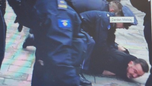 У ПРИШТИНИ ПРОТЕСТИ ПРОТИВ ХАГА: Димне бомбе и сузавац испред хотела где је смештена председница суда Екатерина Трандафилова