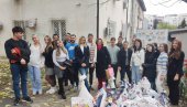 МАЛИШАНИМА УЛЕПШАЛИ ПРАЗНИКЕ: Београдски студенти са колегама из региона уручили пакетиће деци Свратишта