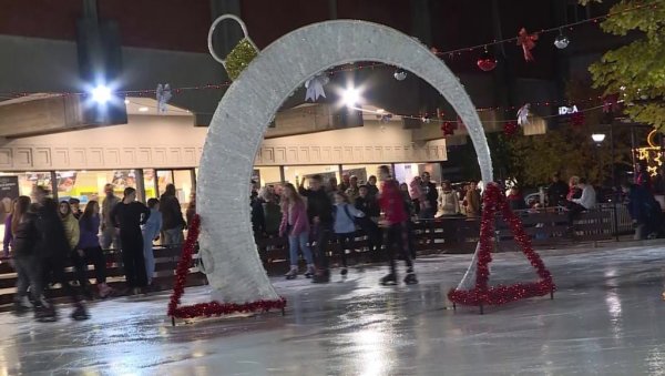 МАЛИШАНИ УЖИВАЛИ НА ЛЕДУ: Отворено градско клизалиште у Јагодини