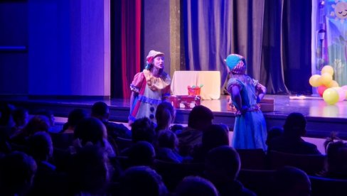 ПОКЛОН ГРАДА: Представа „Луцкасти кловнови“ обрадовала најмлађу публику у Бијељини