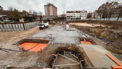 PO SVEŽE VOĆE I POVRĆE OD JESENI 2024: Napreduje izgradnja moderne pijace u centru Obrenovca (FOTO)