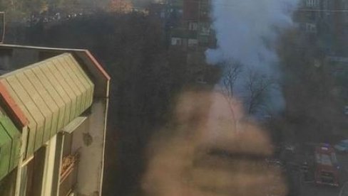 AUTO BUKTINJA NA BANJICI: Vatrena stihija zahvatila vozilo - dim kulja na sve strane (VIDEO)