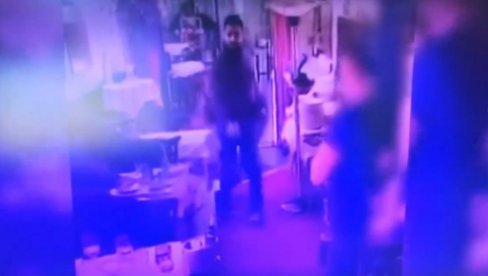 (UZNEMIRUJUĆE):  Prvi snimak ranjavanja radnika obezbeđenja u Skadarliji, pogođen sa tri hica, napadač još uvek u bekstvu (VIDEO)