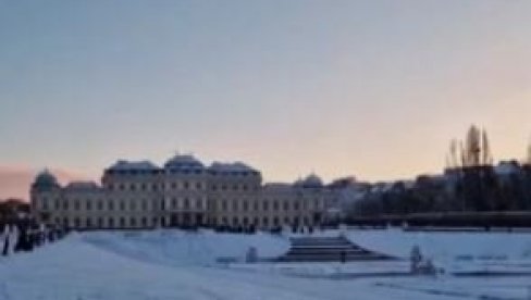 U BEČU UŽIVAJU U SNEGU DOK OLUJA BESNI REGIONOM: Palata Belvedere prekrivena snežnim pokrivačem (VIDEO)