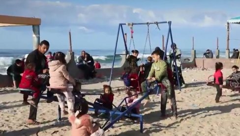 JEDINO MESTO GDE SE MOŽEMO OPUSTITI: Porodice u Gazi predah od rata traže na morskoj obali (VIDEO)