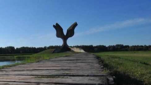 ZAMISLITE ONI PRIČAJU O EVROPSKIM VREDNOSTIMA: Vučić - Predsednik države kojem je deda ubijen ne sme da ode da poseti Jasenovac