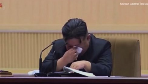 OVO SE NE VIĐA SVAKI DAN: Kim DŽong Un ronio suze kao malo dete (VIDEO)