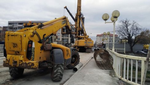 RADOVI U CENTRU PARAĆINA: Na starom mostu buše se šipovi za novi prelaz (FOTO)