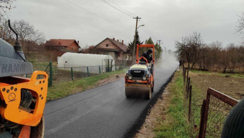 NE PRESTAJU SA RADOVIMA: U opštini Ćuprija asfaltiraju i seoske puteve (FOTO)