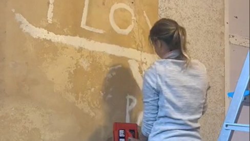 DIRLJIVO: Skidala tapete, našla poruku bivšeg vlasnika kuće, koja je mnoge rasplakala (VIDEO)