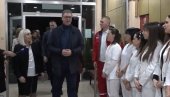 VELIKA ULAGANJA DRŽAVE U ZDRAVSTVO: Predsednik Vučić obišao Dom zdravlja u Kruševcu (VIDEO)
