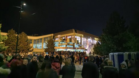 VELIKI BROJ LJUDI ISPRED HALE U VRANJU: Veličanstvena atmosfera naskupu liste Aleksandar Vučić - Srbija ne sme da stane  (FOTO/VIDEO