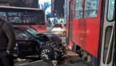 AUTO SE ZAKUCAO U TRAMVAJ: Saobraćajna nesreća u centru Beograda, delovi vozila svuda po putu (VIDEO)