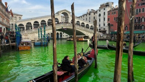 СВЕТ СЕ РУШИ: Реке у великим италијанским градовима позеленеле (ФОТО)
