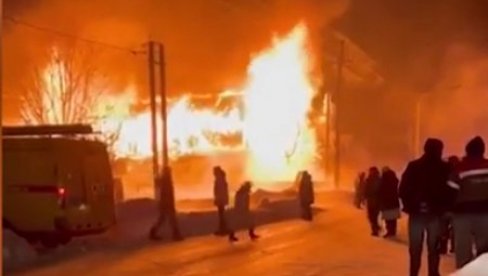 (UZNEMIRUJUĆI VIDEO) ŽENA POGINULA, BARAKA SE SRUŠILA I POTPUNO IZGORELA: Tragedija zbog neispravne ulične novogodišnje rasvete u Rusiji