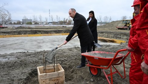 JUGOVIĆEVO DOBIJA ŠKOLU: Položen kamen temeljac za novu obrazovnu ustanovu u novosadskom naselju