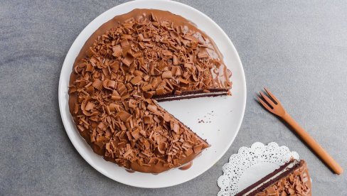 KREMASTA GLAZURA SA KAFOM I MEKANE KORE : Neodoljiva Čoko-vanila torta najlepši spoj ukusa