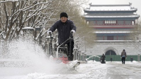 ZIMA SE NE ŠALI: Sneg okovao Kinu, zatvorene škole i putevi, otkazani letovi... (FOTO)