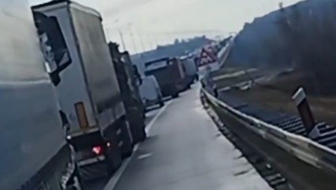 DELOVI RASUTI PO PUTU, AUTOMOBIL SLUPAN: Stravičan sudar na mostu Beška, stvorile se velike gužve (FOTO/VIDEO)