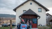 SKUĆILI SE ZAHVALJUJUĆI HUMANOSTI:„Srbi za Srbe” darivali kuću porodici Krstonić